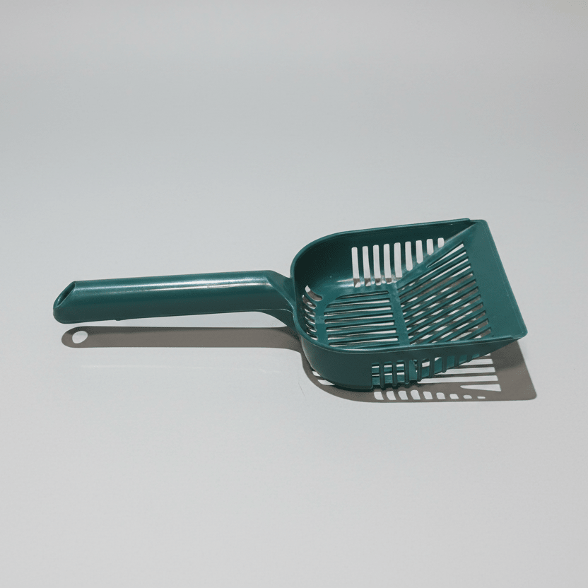 Green cat litter scoop with wide perforated tray and long handle