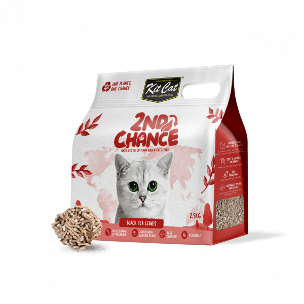 Plant-based cat litter bag, 2nd Chance, black tea leaves, with pile of litter pieces