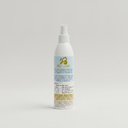 Catnip spray bottle with white pump and back label, 250 ml by KUNDUCHI.