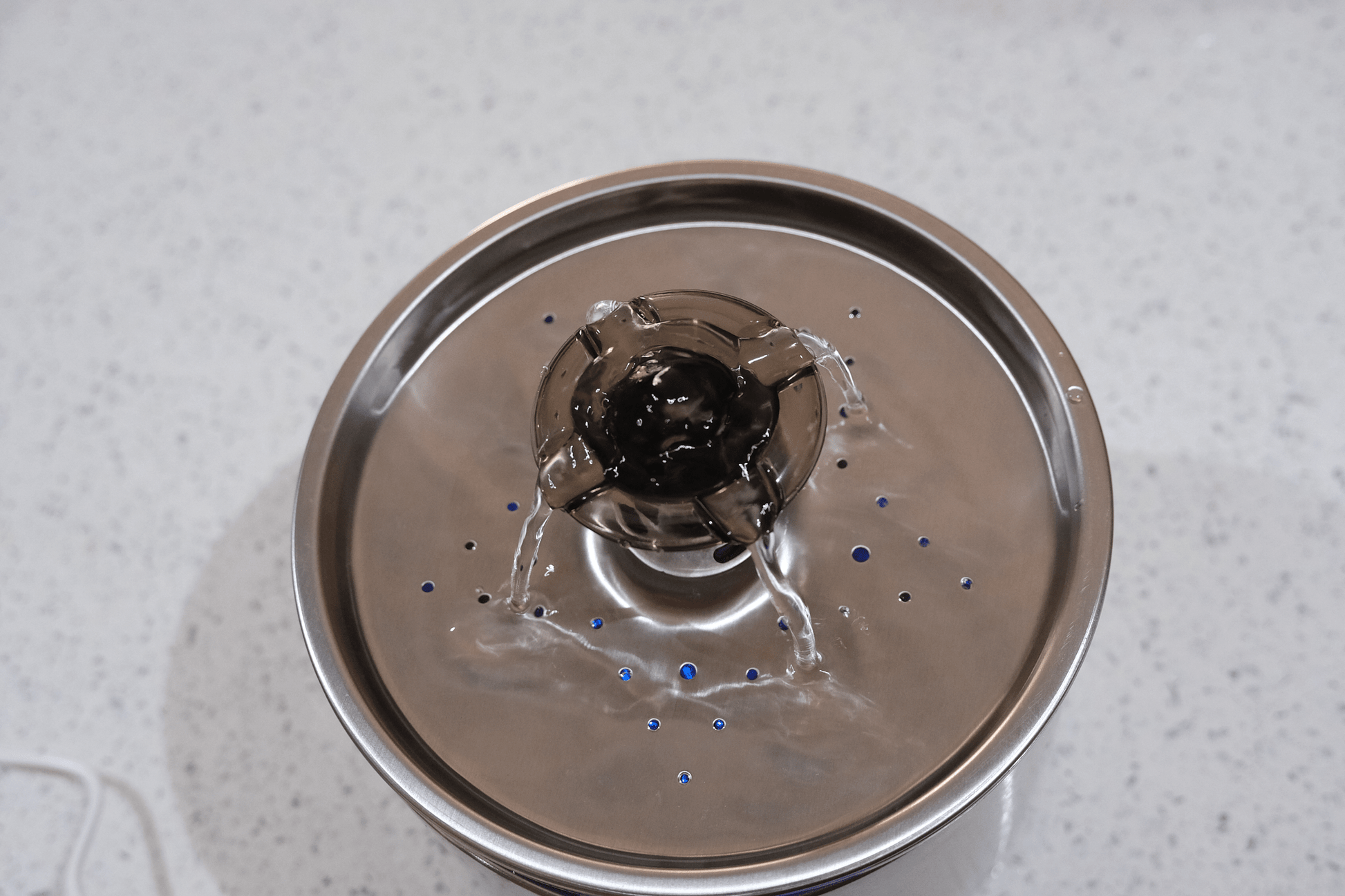 Stainless steel pet water fountain top view with circulating water and central pump