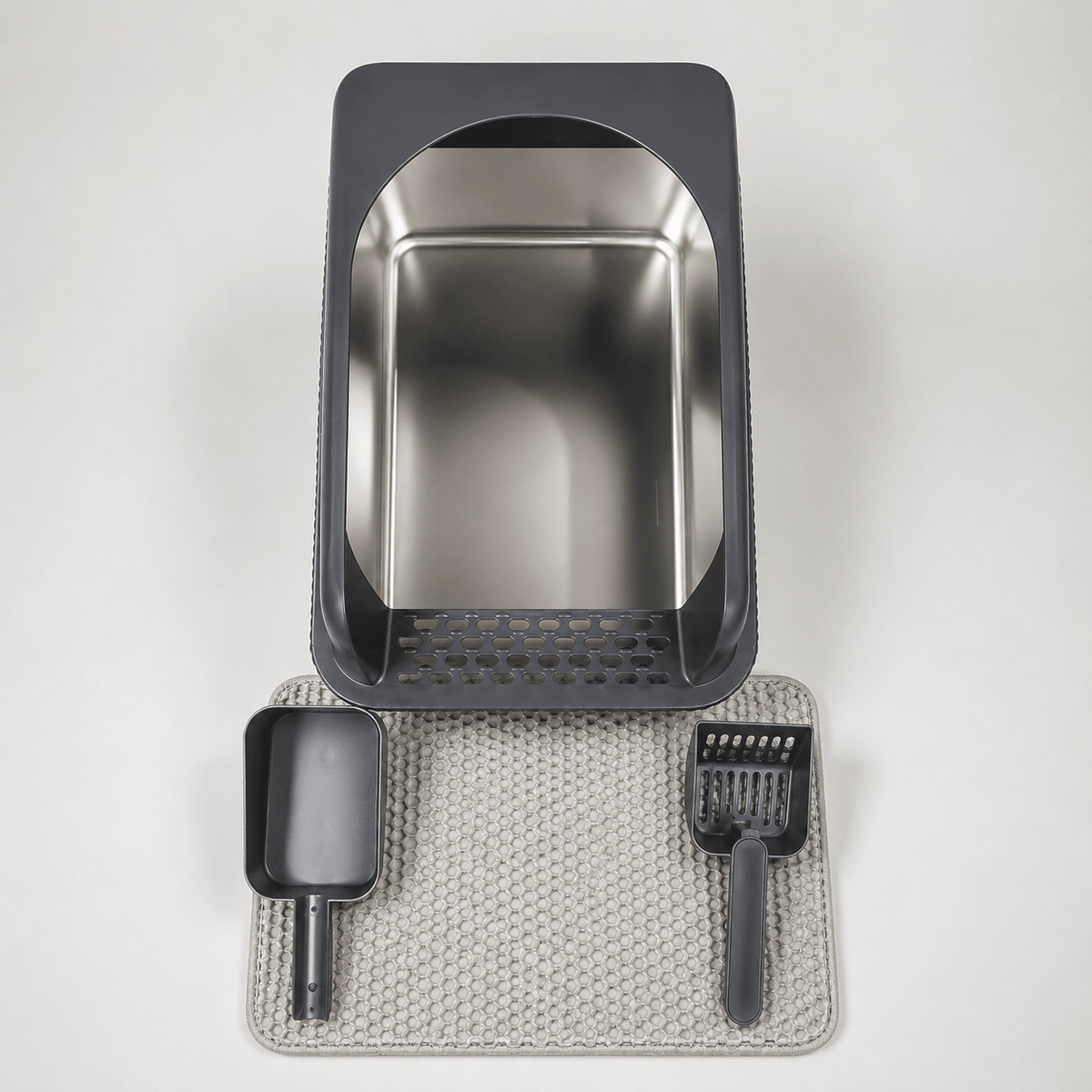 Dark gray high-wall cat litter box with scoop and textured anti-slip mat