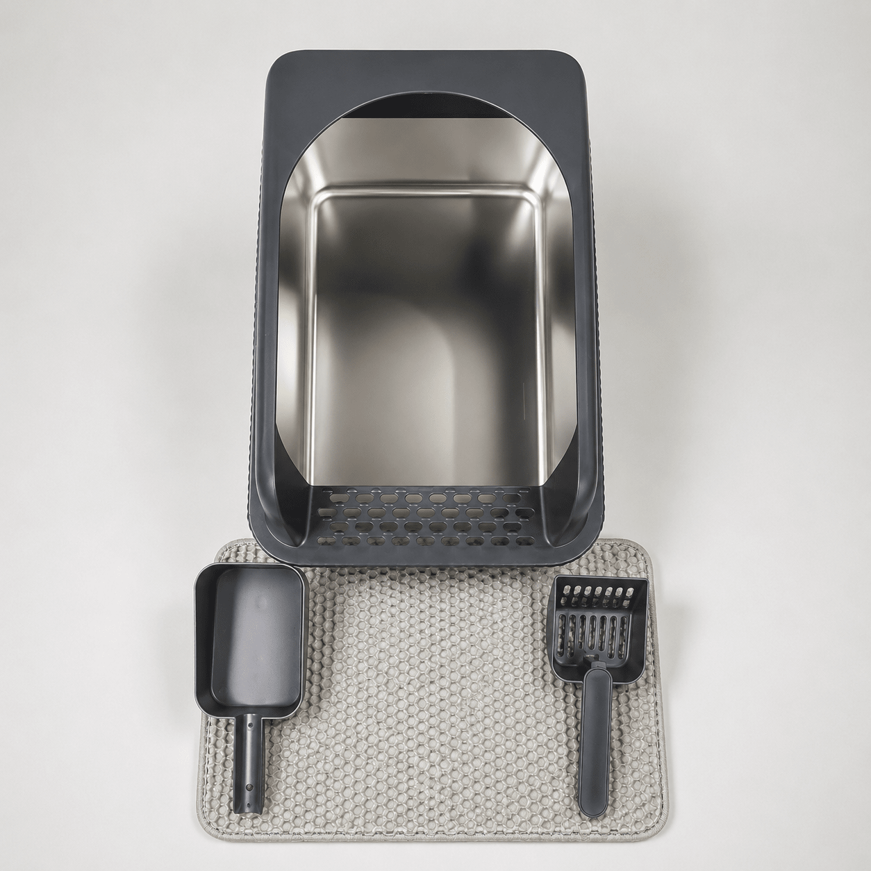 Dark gray high-wall cat litter box with scoop and textured anti-slip mat